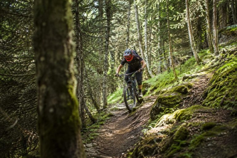Un vététiste sur le domaine de la Clusaz VTT