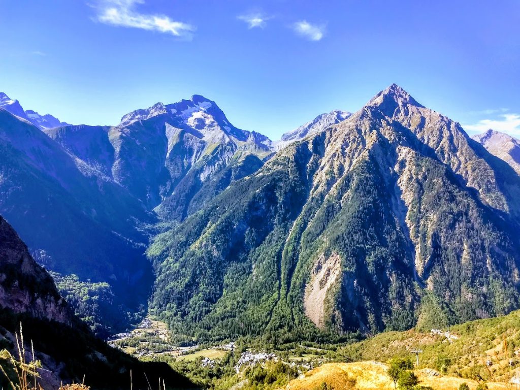 Vue sur Venosc et le Vénéon depuis le sentier des Deux Alpes menant au Diable