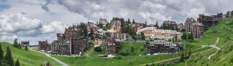 La station d'Avoriaz en été, au cœur des Portes du Soleil