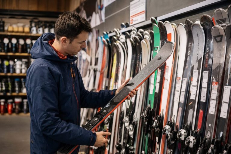 Un client en train de choisir sa paire de skis