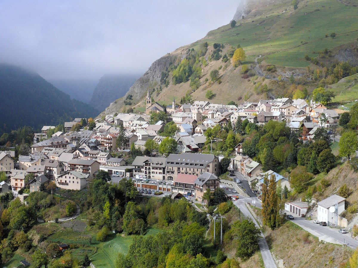 Le village de la Grave dans les Hautes Alpes, en été