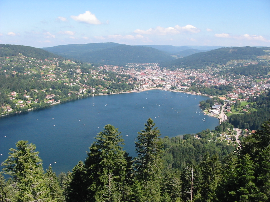 Le lac et la ville de Gérardmer, dans les Vosges