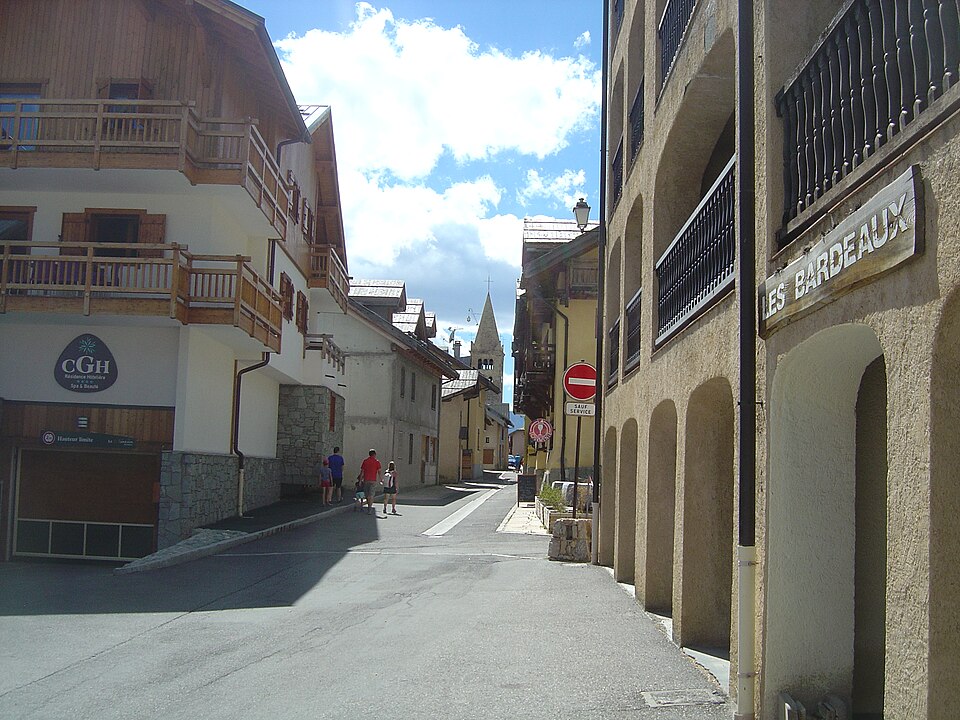 Une ruelle dans la station de Montgenèvre