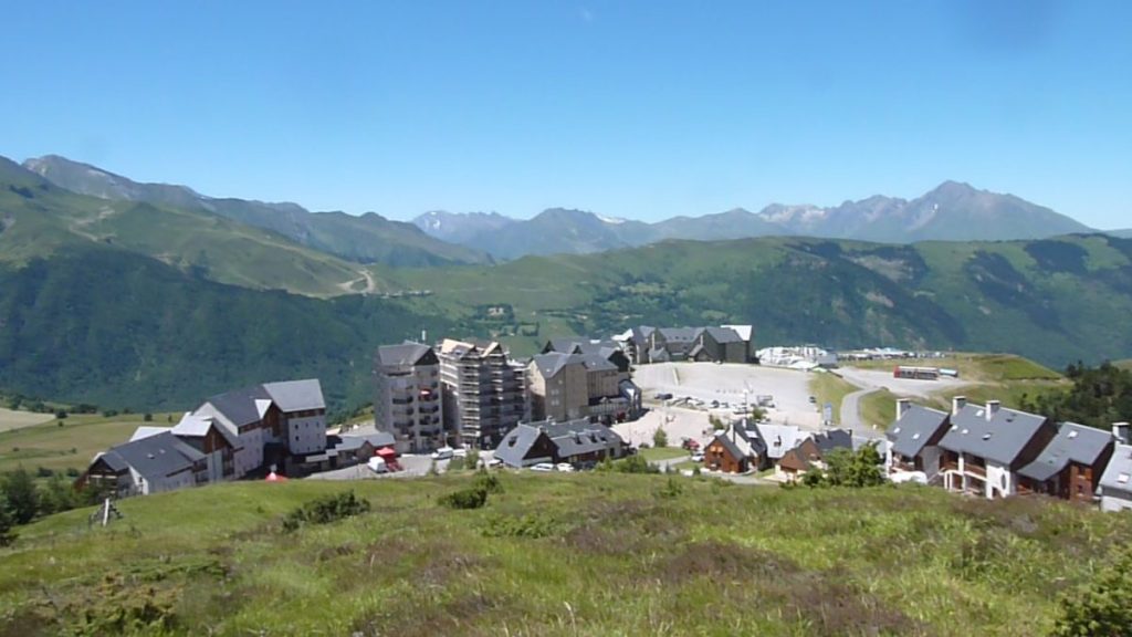 La station de Peyragudes en été