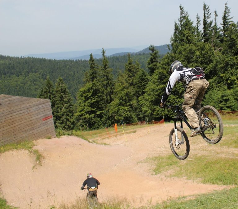 Un rider sur le Bike Park du Lac Blanc