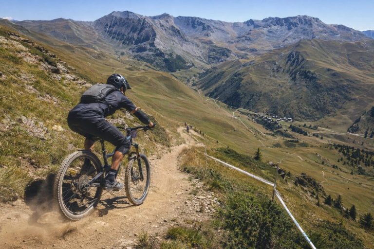 Un vététiste lors de la coupe de France Enduro VTT à Valmeinier en 2026