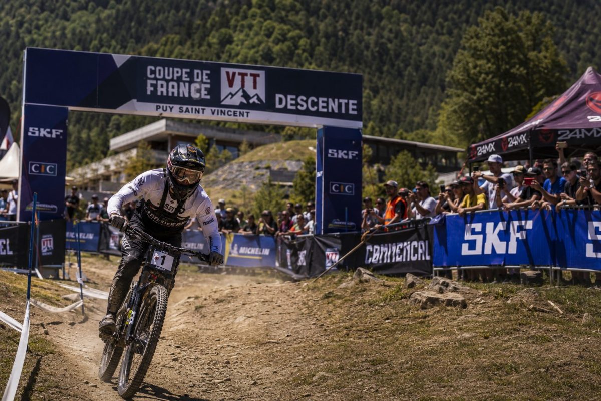 Un VTT à l'arrivée de la course de VTT DH 2026