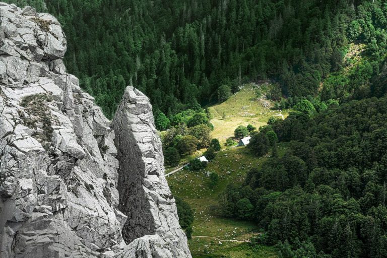 Vue en contrebas depuis le massif du Hohneck dans les Vosges