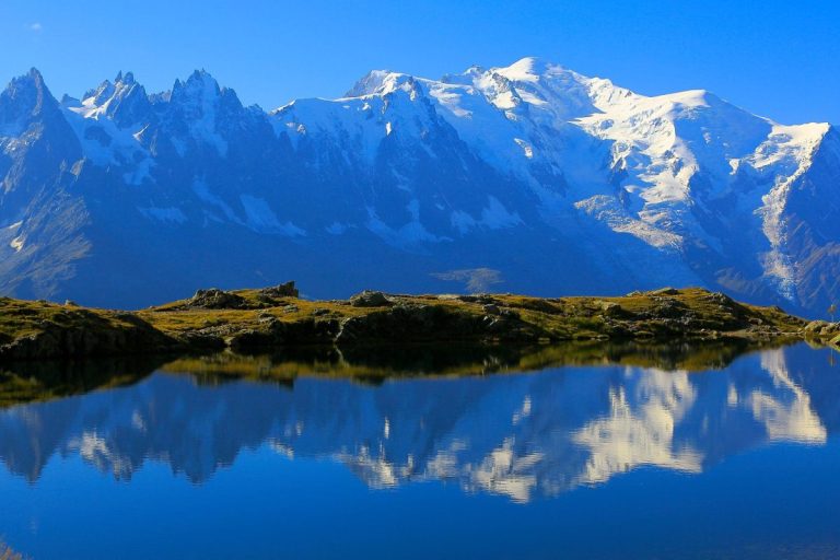 Un lac avec le Mont Blanc en arrière plan