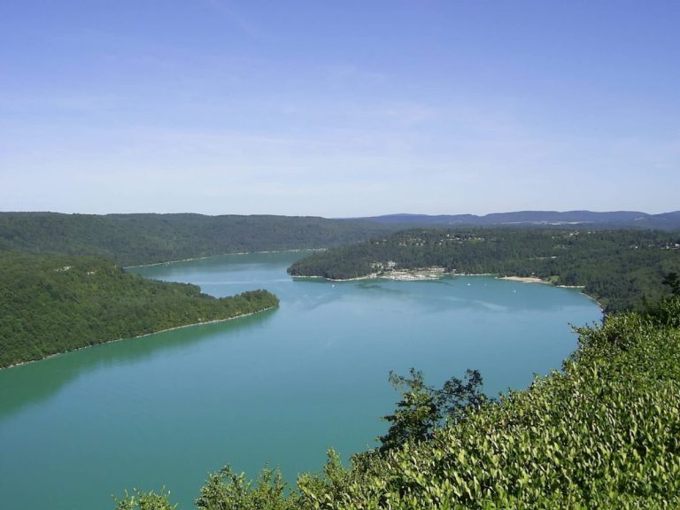 Le lac de Vouglans dans le Jura