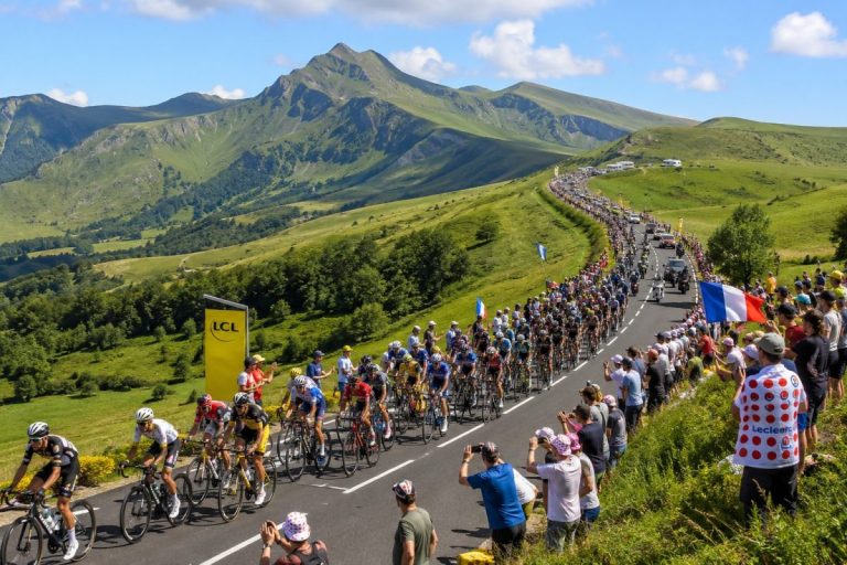 Peloton du Tour de France dans les montagnes du Cantal avant l'arrivée au Lioran