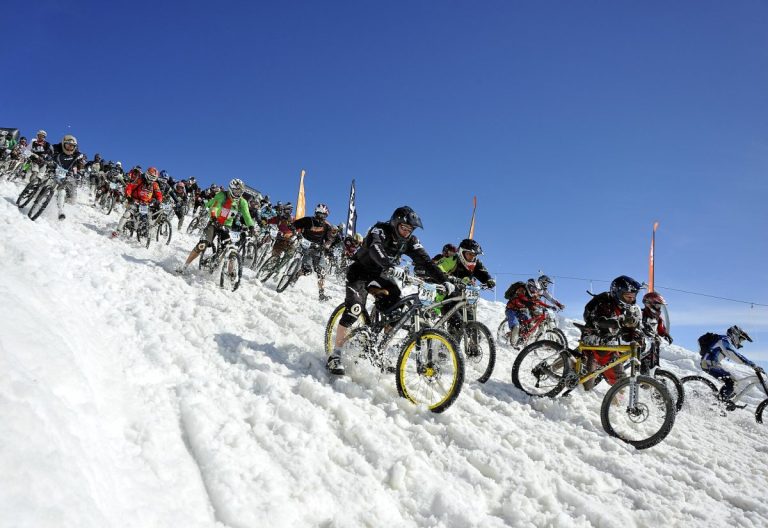 Riders au départ de la Megavalanche 2026 sur le glacier de Sarenne