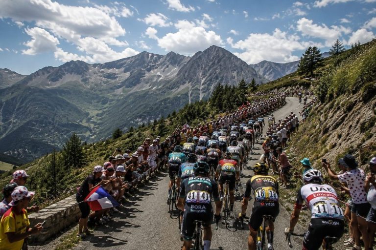 Des coureurs cyclistes dans l'ascension d'un col du Tour de France 2026