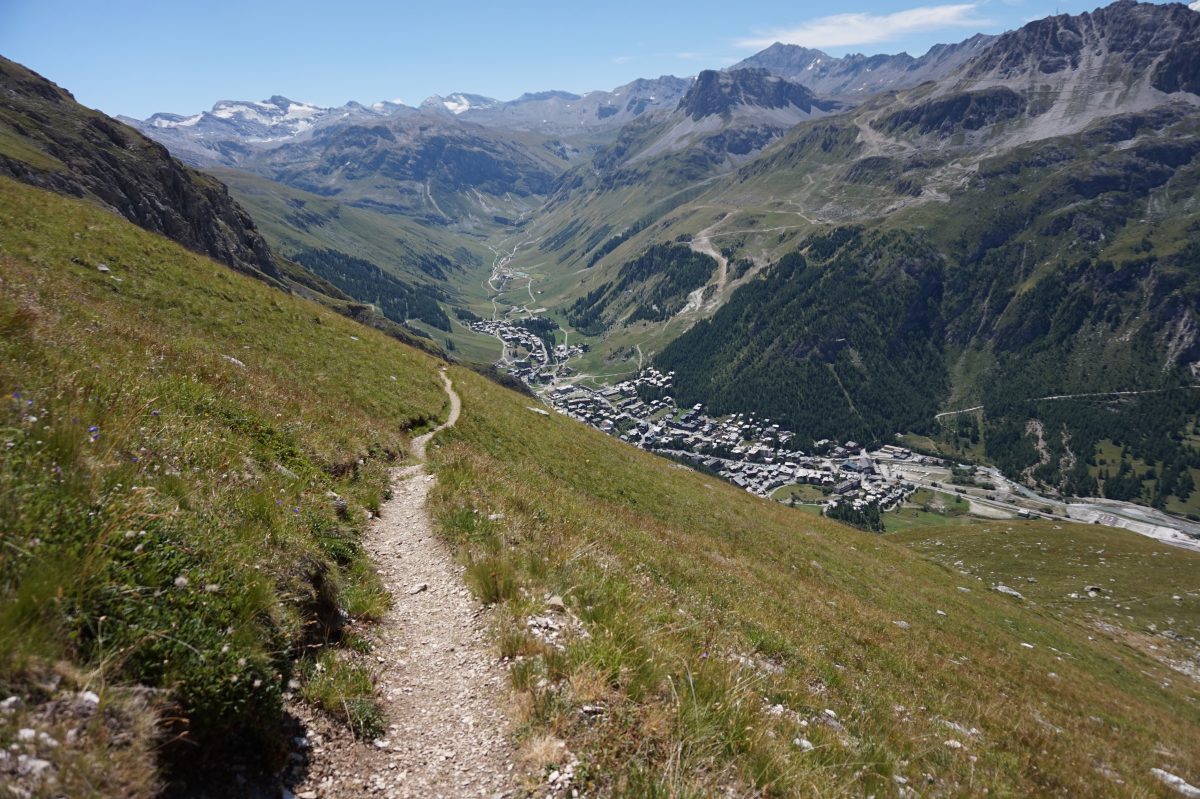 La station de Val d'Isère vue depuis un sentier de randonnée et trail