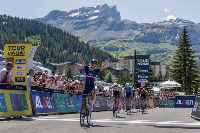 Coureur cycliste à l’arrivée à Flaine lors de l’étape 5 du Tour de l’Avenir 2026