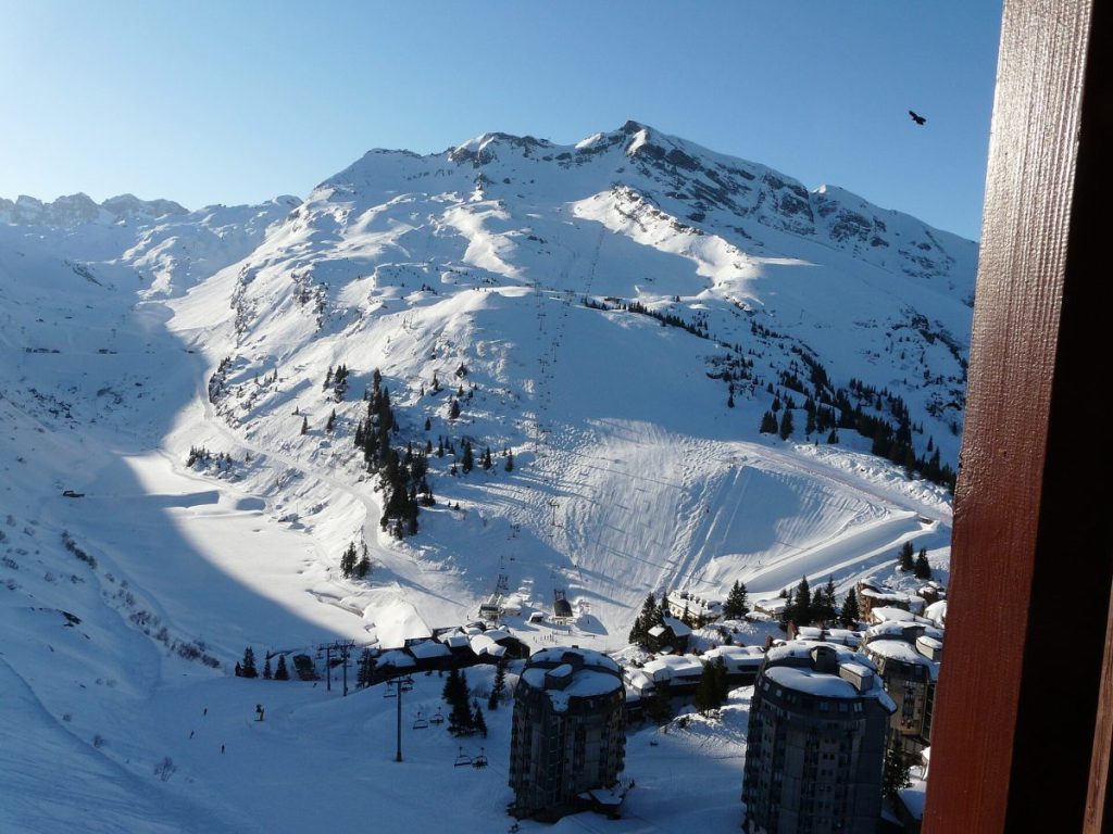 Pistes de ski enneigées du domaine d'Avoriaz en hiver