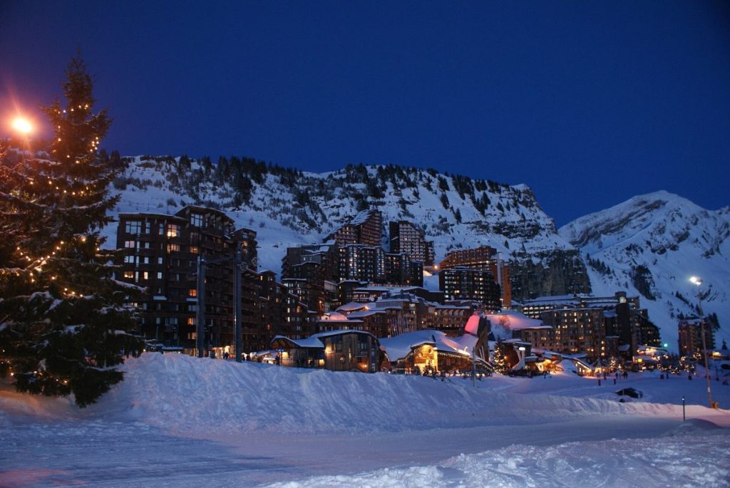 Avoriaz de nuit sous la neige en hiver