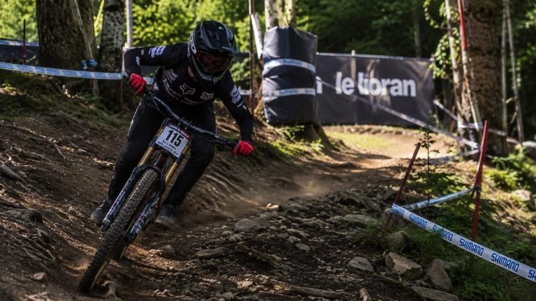 Un concurrent du championnat d'Auvergne de VTT DH au Lioran en 2026