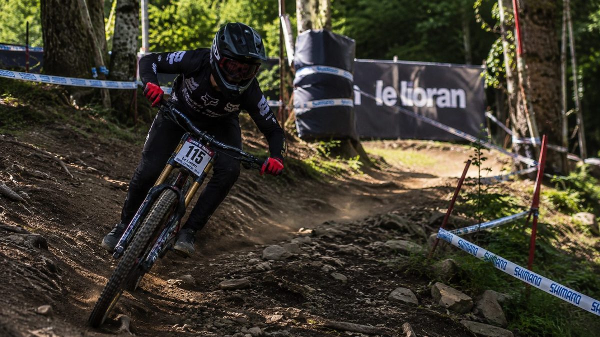 Un concurrent du championnat d'Auvergne de VTT DH au Lioran en 2026