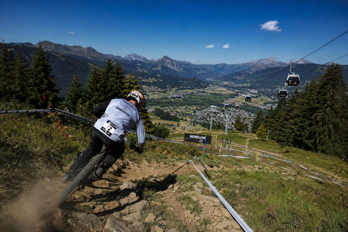 Un vététiste lors de la Coupe du Monde de VTT Enduro