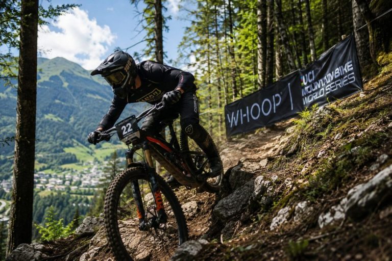 Un concurrent de la Coupe du Monde de VTT Enduro