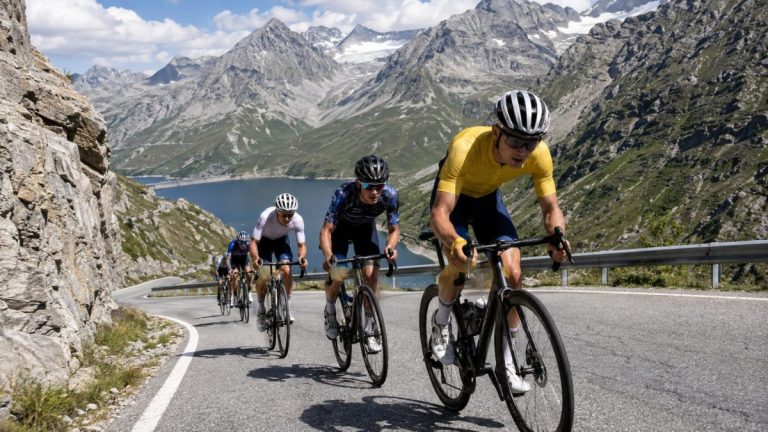 Coureurs du Tour de l’Avenir 2026 en montée vers le Lago Serrù lors de la 7e étape