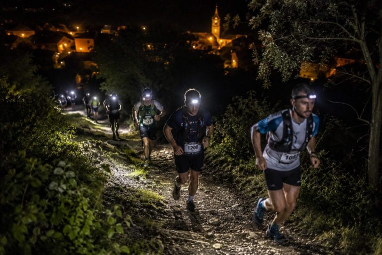 Coureurs nocturnes sur un sentier