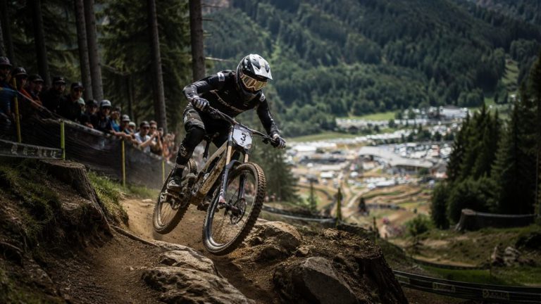 Un concurrent des championnats du monde VTT Dhi à Val di Sole 2026