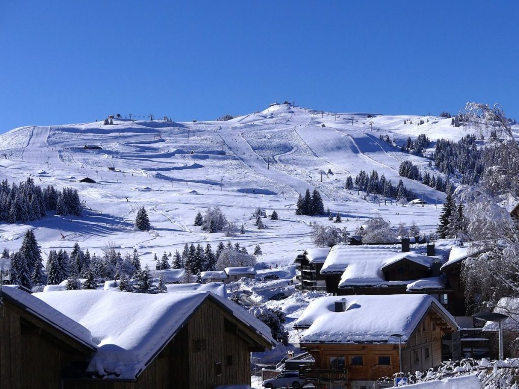 Village des Saisies et pistes de ski en hiver