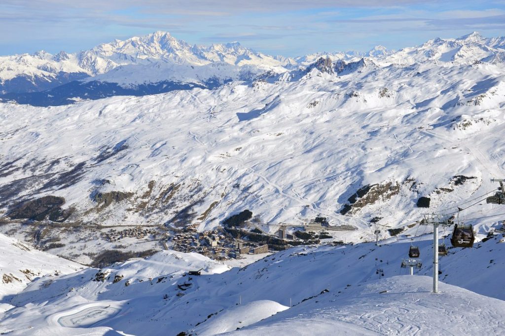 Vue sur Les Menuires depuis la Pointe de la Masse en hiver