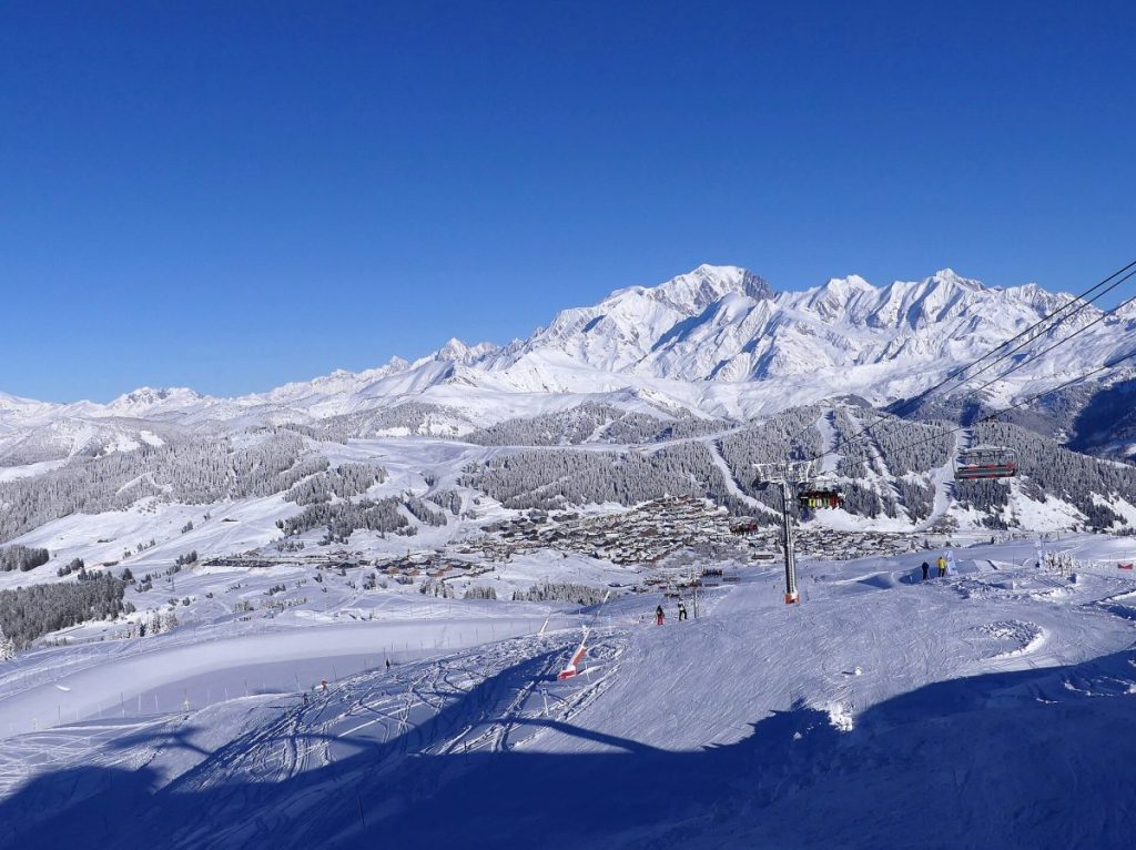 Domaine skiable des Saisies et pistes enneigées face au Mont-Blanc