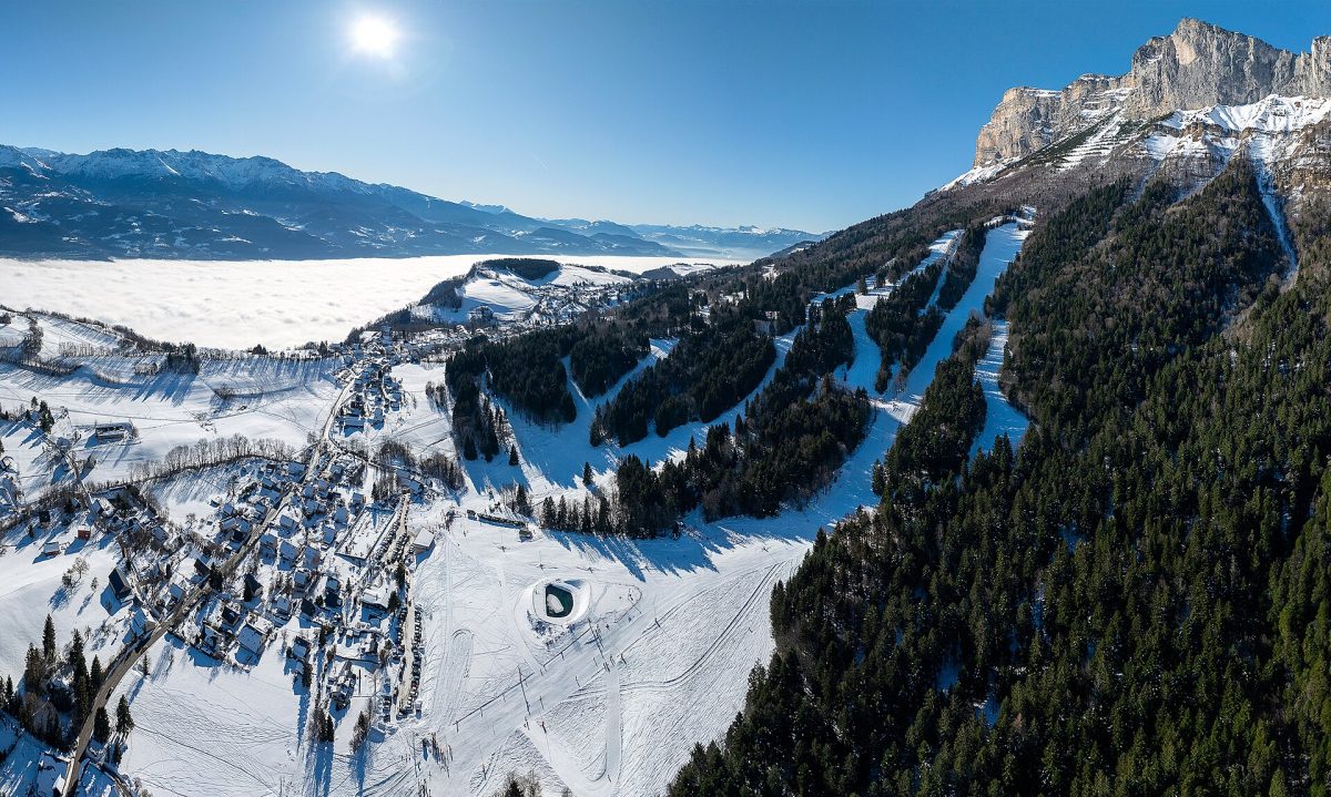 Le domaine skiable de Saint-Hilaire-du-Touvet en vue aérienne