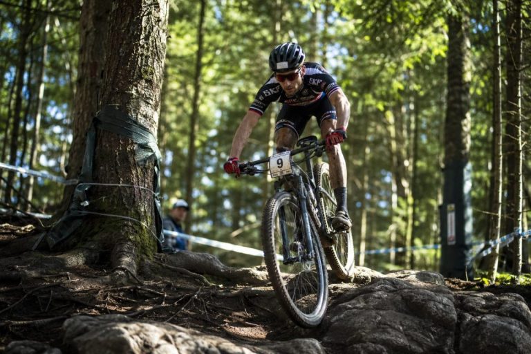 Un vététiste e-Bike en plein parcours