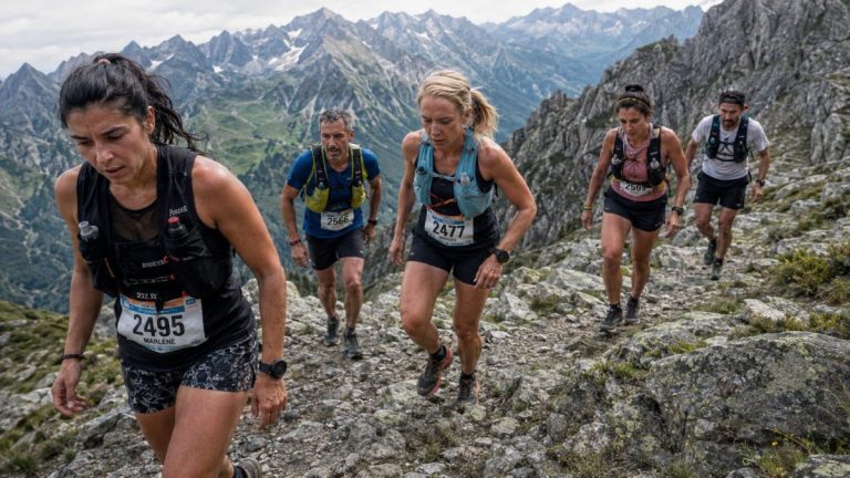 Coureurs en montagne, défi sportif.
