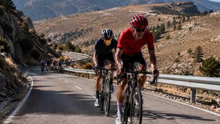Des concurrents de la Vuelta 2026 en course