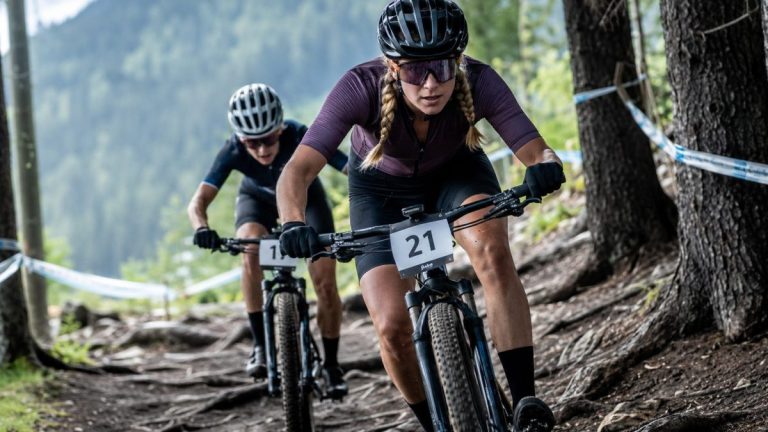 Deux femmes en VTT sur sentier