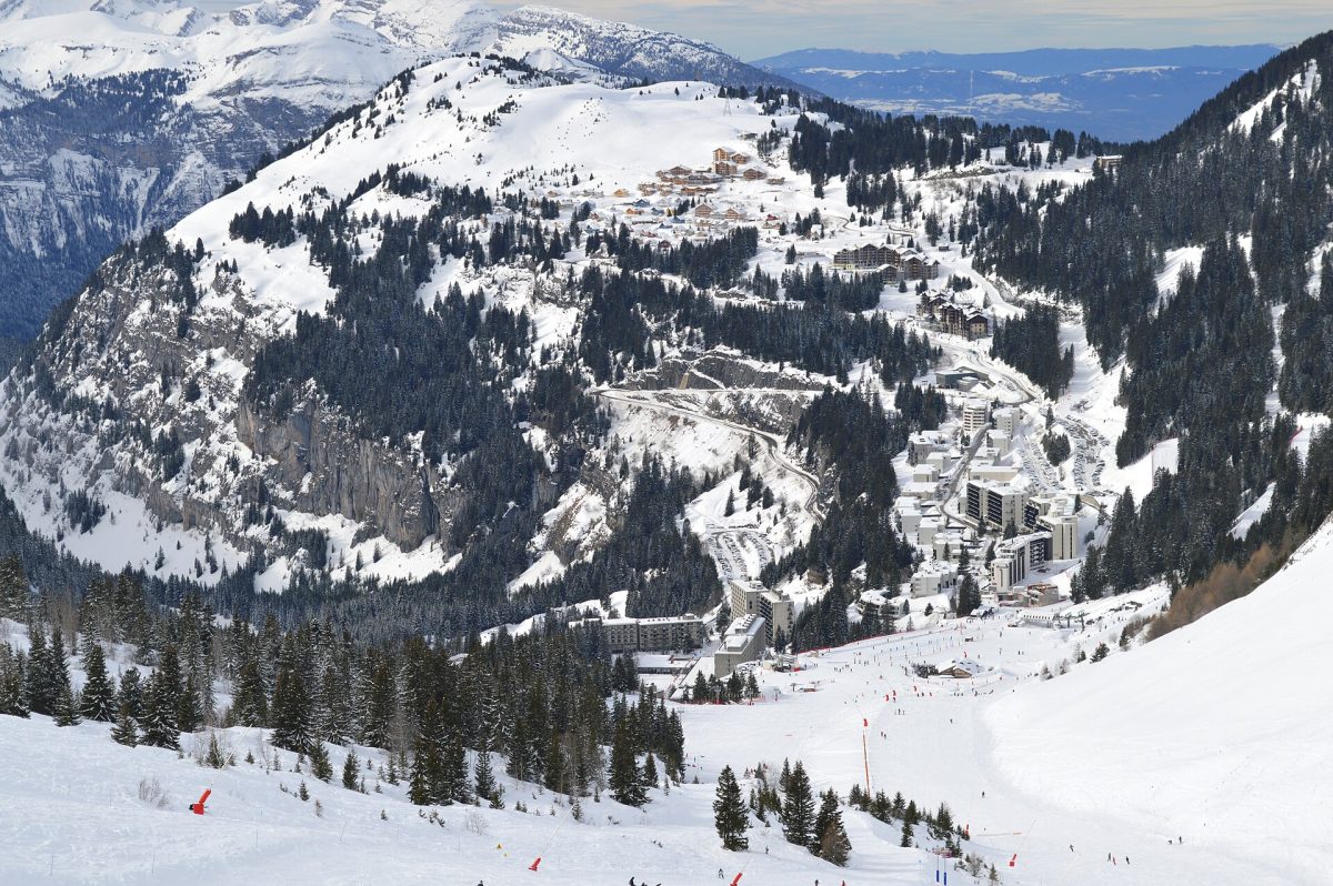 Vue sur la station de Flaine depuis les pistes de ski