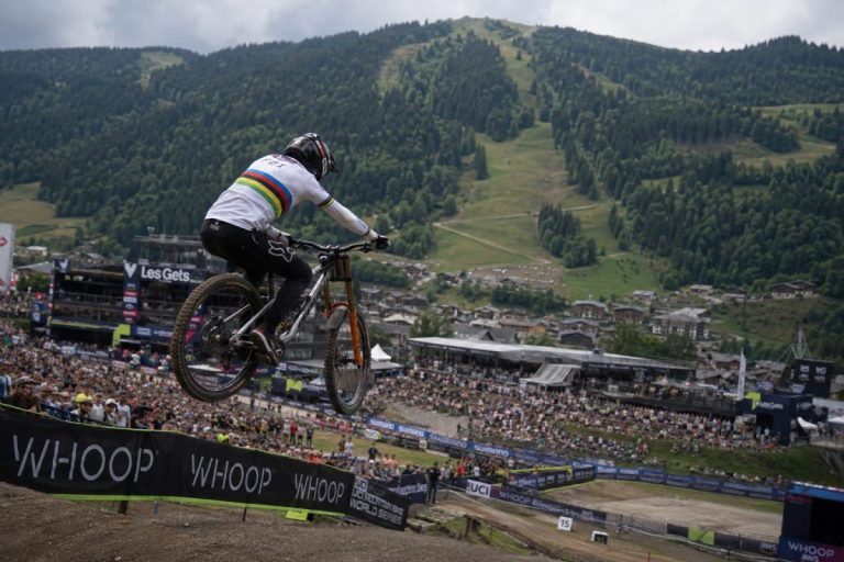 Coureur de VTT sautant en compétition