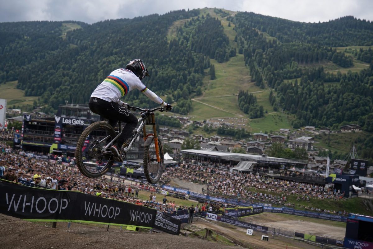 Coureur de VTT sautant en compétition