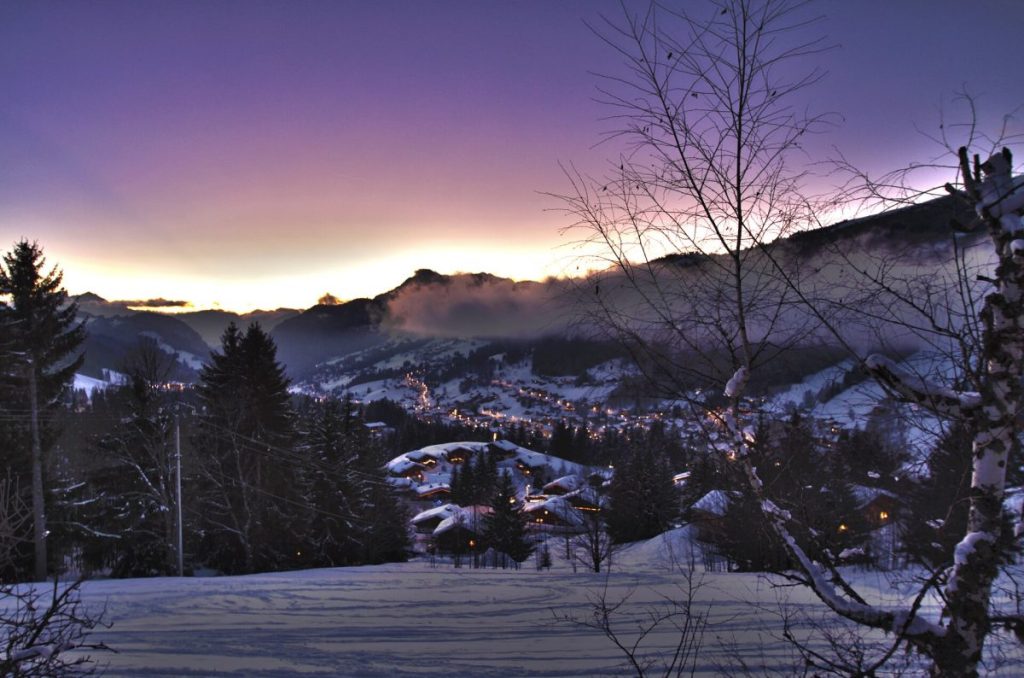 La station de ski des Gets en Haute-Savoie de nuit
