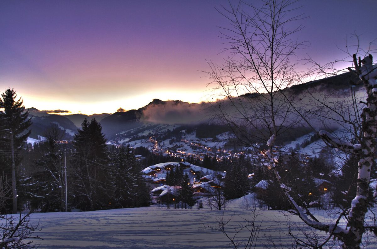 La station des Gets la nuit, en hiver
