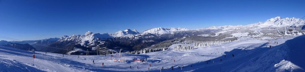 Panorama hivernal des Saisies depuis le Mont Bisanne vers les Aravis