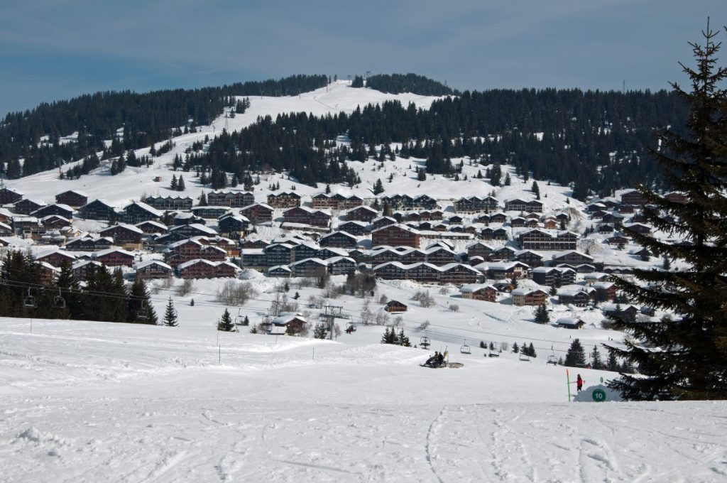 Panorama hivernal des Saisies depuis le Mont Bisanne vers les Aravis