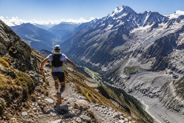 Trail runner sur un sentier alpin lors de la MCC UTMB 2026 entre Martigny-Combe et Chamonix
