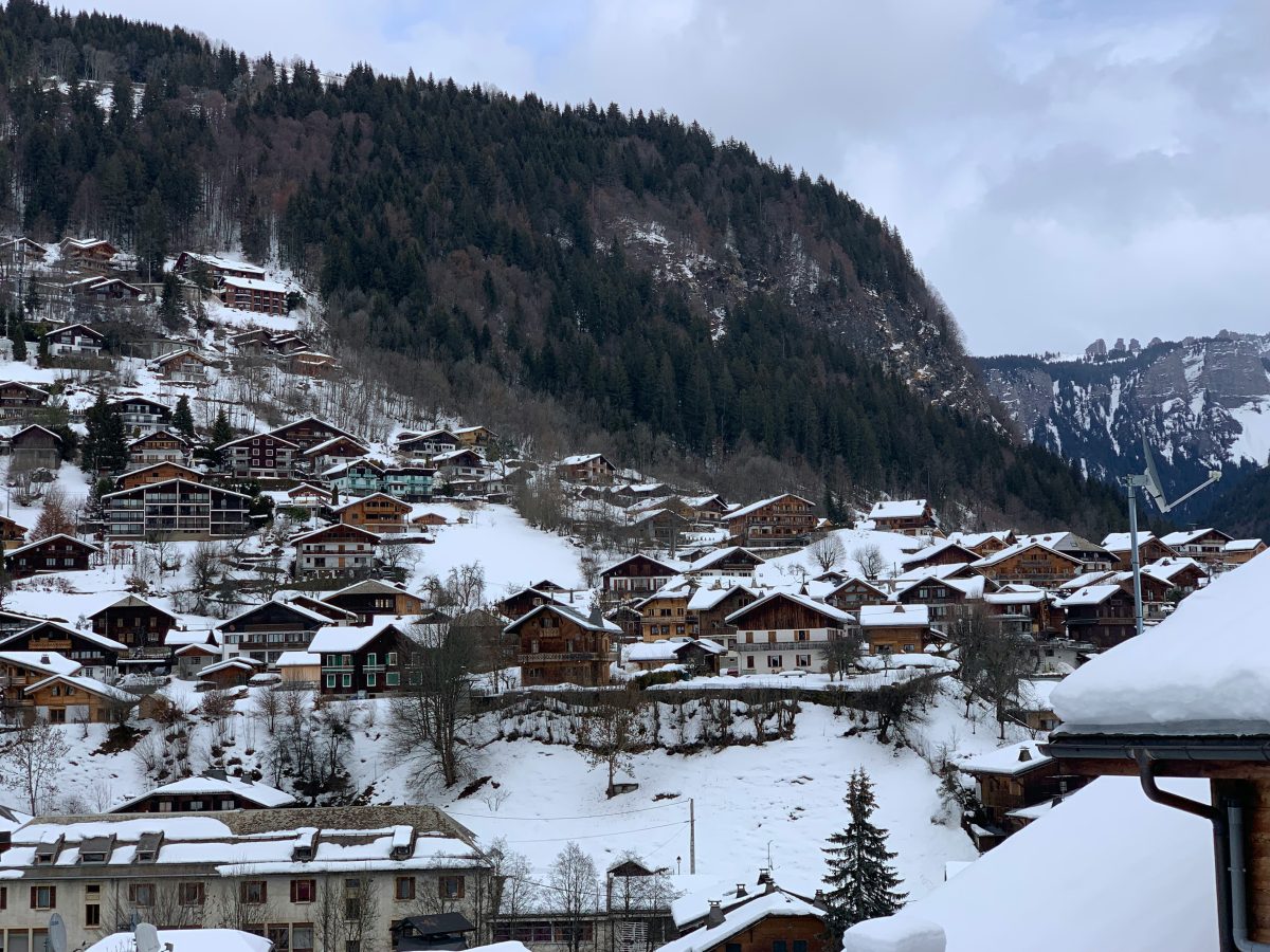 Morzine en hiver sous la neige avec les montagnes