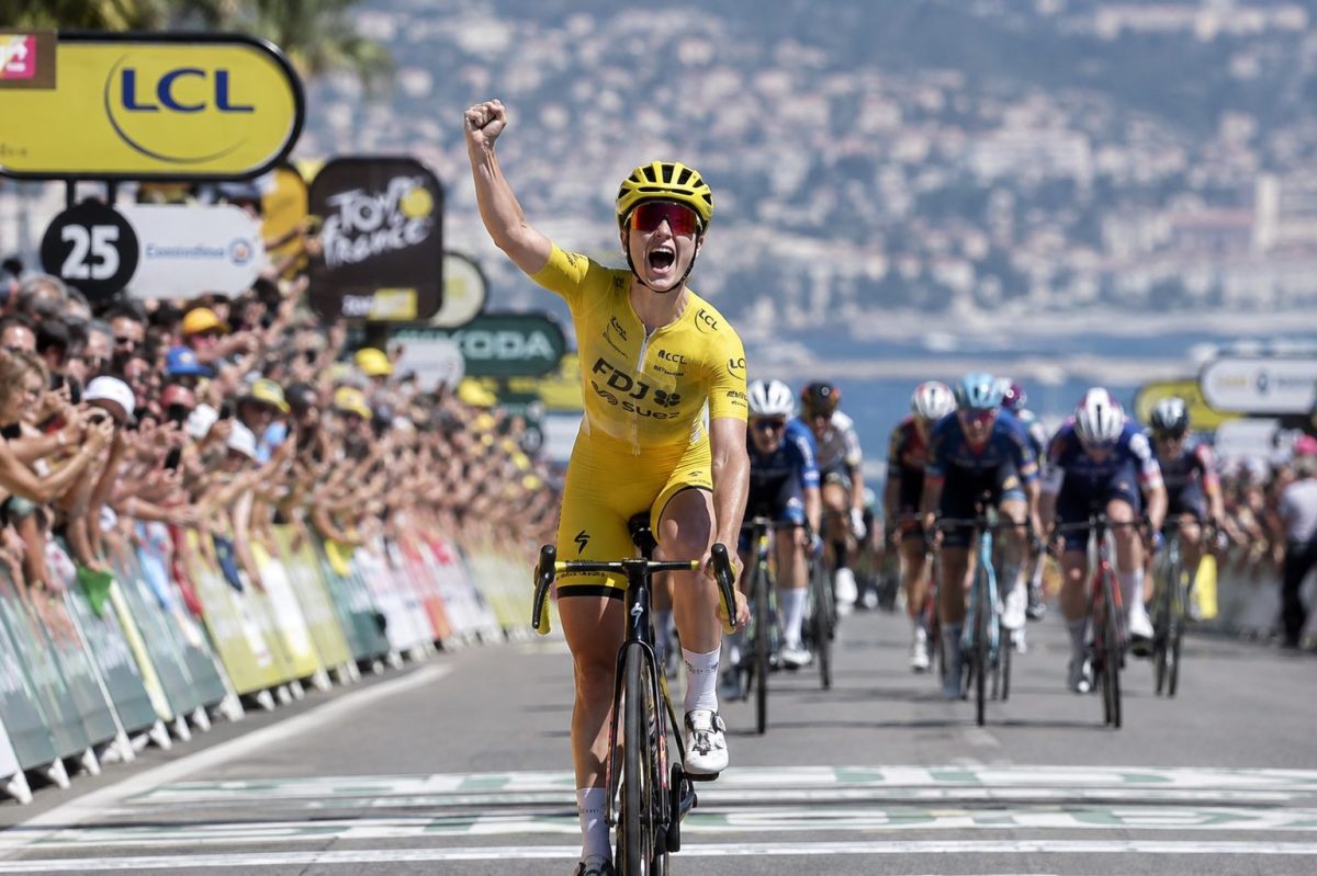 Une cycliste victorieuse à Nice, dans le Tour de France féminin 2026