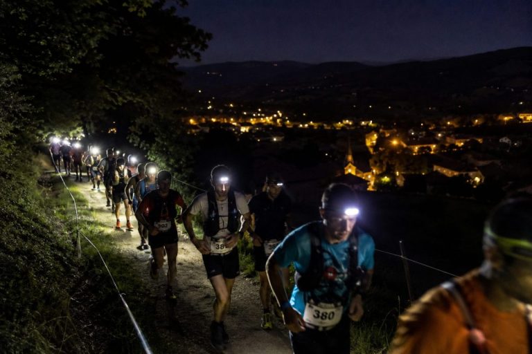 Le Pradin' Trail 2026 avec plusieurs concurrents, la nuit