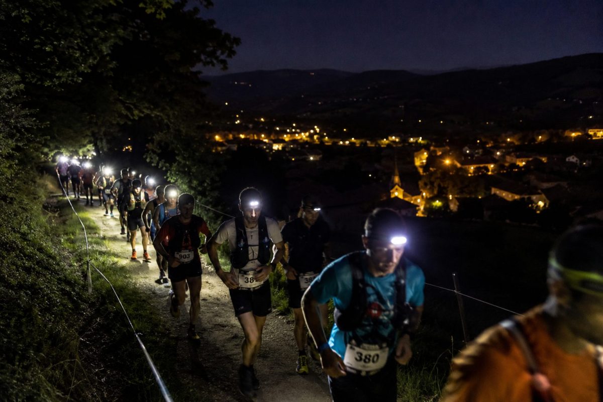 Le Pradin' Trail 2026 avec plusieurs concurrents, la nuit
