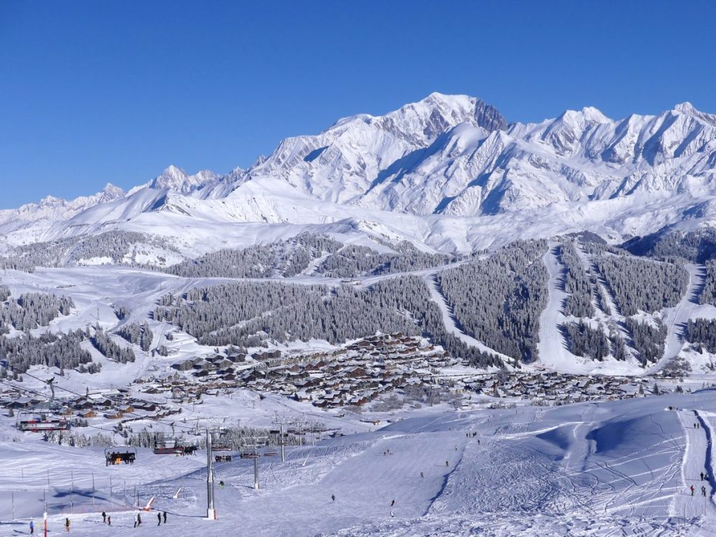 La station des Saisies avec le Mont-Blanc en arrière-plan