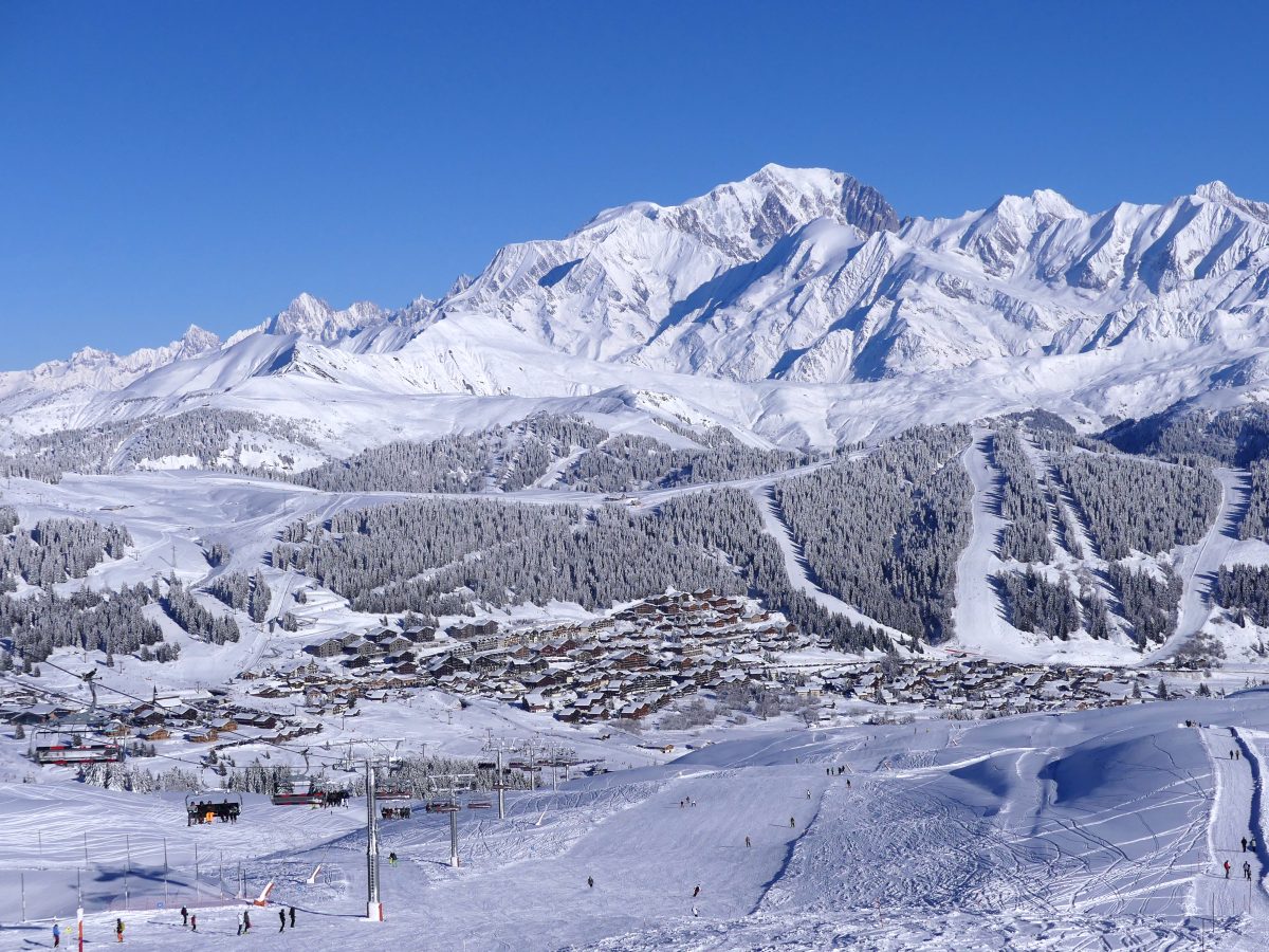 Station de ski des Saisies en hiver avec le Mont-Blanc